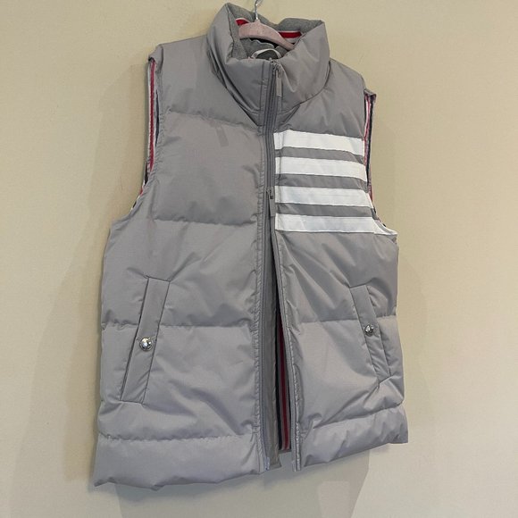 MEDIUM GREY RIPSTOP DOWNFILLED SLEEVELESS 4-BAR VEST 7/8Y - Picture 6 of 9